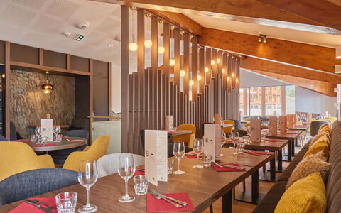 La Rosière 621: Indretning, Loft, Møbel, Restaurant, Stol, Bejdse, Lysarmatur, Køkken & Spisebord, Hotel, Klarlak