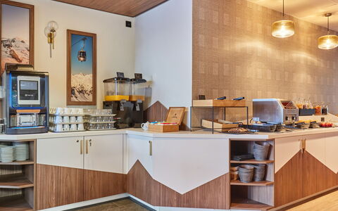 La Rosière 621: Indretning, Countertop, Bejdse, Mad, Serveware, Klarlak, Cabinetry, Sengetøj, Morgenmad, Hotel