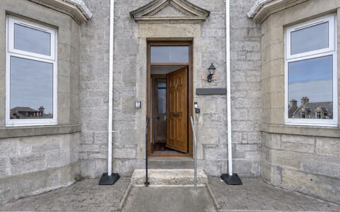 Lossiemouth Manor: Dør, Kompositmateriale, Home Dør, Dagslys, Molding, Trappe, Dørhåndtag