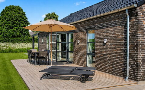 Iolani - 2.2Km from the Sea: Tag, Udendørs Møbler, Udendørs Bord, Dør, Sommerhus, Mursten, Stol, Gård, Gårdhave, Design