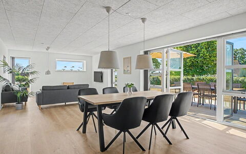 Iolani - 2.2Km from the Sea: Gulvbelægning, Loft, Træ, Indretning, Etage, Møbel, Lysarmatur, Stol, Køkken & Spisebord, Trægulve