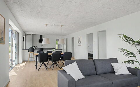 Iolani - 2.2Km from the Sea: Loft, Gulvbelægning, Etage, Indretning, Lysarmatur, Trægulve, Hårdttræ, Gips, Stol