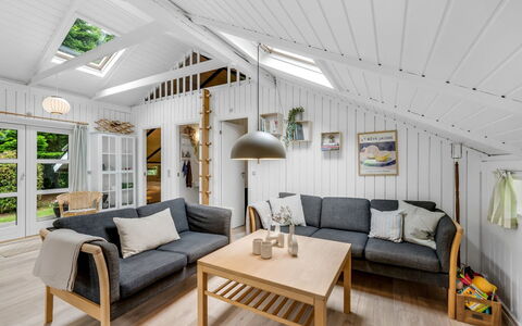 Hege - 1Km to the Fjord: Træ, Indretning, Møbel, Loft, Gulvbelægning, Trægulve, Etage, Hjem, Couch, Stue