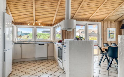 Nis - 75M from the Sea: Køkken, Træ, Gulvbelægning, Loft, Etage, Countertop, Indretning, Køkken Apparat, Cabinetry, Værelse