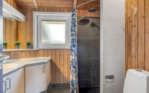 Nis - 75M from the Sea: Gulvbelægning, Træ, Sanitærarmatur, Indretning, Etage, Loft, Håndvask, Badeværelse, Værelse, Tap