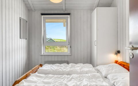 Nis - 75M from the Sea: Træ, Soveværelse, Sengetøj, Sengetøj, Seng, Bed Frame, Planke, Hårdttræ, Bejdse, Dagslys