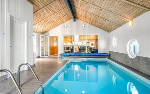 Nis - 75M from the Sea: Svømmepøl, Gulvbelægning, Loft, Etage, Indretning, Kompositmateriale, Udvej, Hotel, Design, Eco Hotel