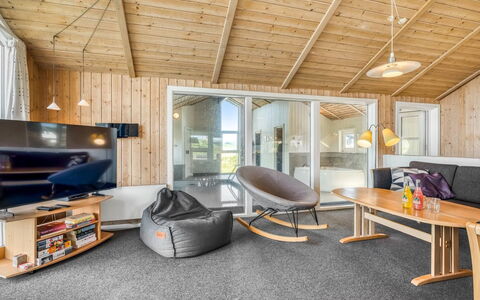 Nis - 75M from the Sea: Gulvbelægning, Træ, Indretning, Loft, Etage, Værelse, Trægulve, Stue, Hårdttræ, Lysarmatur