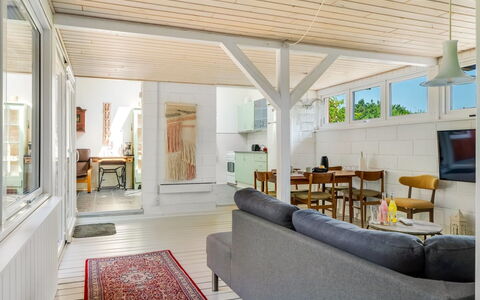 Milo - 200M to the Fjord: Gulvbelægning, Indretning, Træ, Loft, Etage, Trægulve, Møbel, Couch, Værelse, Stue