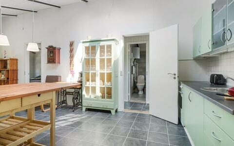 Milo - 200M to the Fjord: Møbel, Gulvbelægning, Indretning, Etage, Træ, Køkken, Cabinetry, Loft, Køkken Apparat, Skab