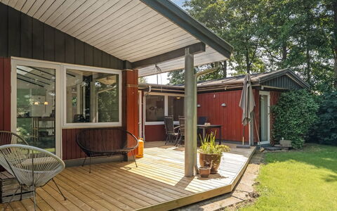 Milo - 200M to the Fjord: Træ, Veranda, Hus, Hjem, Tag, Sidespor, Dør, Sommerhus, Skygge, Dæk
