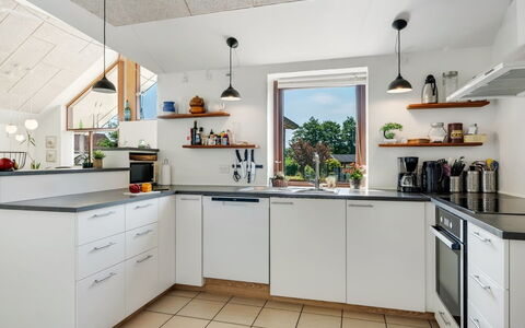 Sonsee - 300M to the Fjord: Køkken, Køkken Apparat, Countertop, Indretning, Gulvbelægning, Cabinetry, Større Bandage, Træ, Loft, Møbel