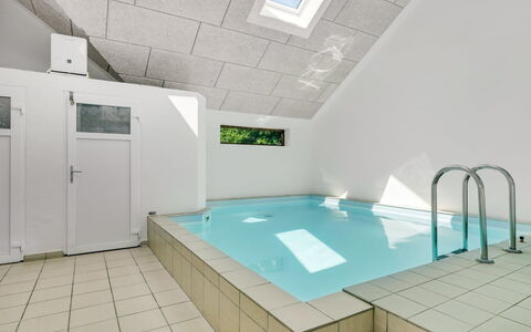 Sonsee - 300M to the Fjord: Loft, Etage, Svømmepøl, Attic, Dagslys, Design, Sanitærarmatur, Hotel, Udvej, Flise
