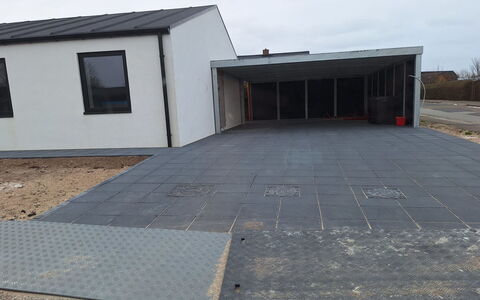 Gundula - 1.3Km from the Sea: Vejbelægning, Kompositmateriale, Beton, Indkørsel, Dagslys, Garage