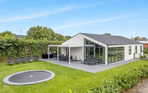 Gundula - 1.3Km from the Sea: Hjem, Estate, Skygge, Lawn, Gård, Design, Udendørs Struktur, Villa, Stuehus, Veranda