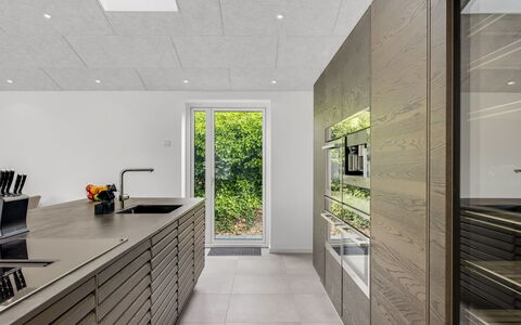 Gundula - 1.3Km from the Sea: Træ, Gulvbelægning, Køkken, Loft, Indretning, Etage, Countertop, Flise, Cabinetry