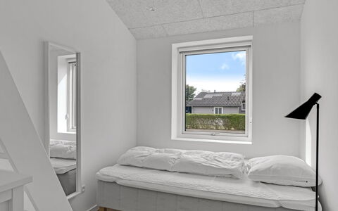 Gundula - 1.3Km from the Sea: Væg, Træ, Loft, Etage, Gulvbelægning, Soveværelse, Indretning, Seng, Værelse, Sengetøj