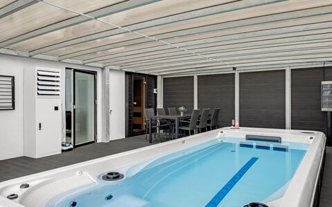 Gundula - 1.3Km from the Sea: Sanitærarmatur, Svømmepøl, Design, Dæk, Aluminium, Jacuzzi, Udendørs Møbler, Badekar, Hotel