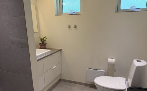 Laris - from the Sea: Toiletbræt, Gulvbelægning, Badeværelse, Sanitærarmatur, Toilet, Etage, Badeværelsesvask, Indretning, Håndvask, Badeværelsesskab