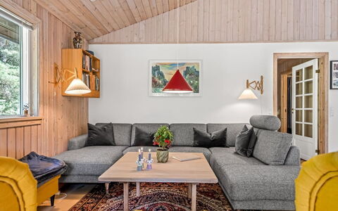 Laris - from the Sea: Møbel, Indretning, Couch, Træ, Gulvbelægning, Etage, Stue, Loft, Værelse, Hjem
