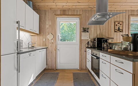 Laris - from the Sea: Køkken, Køkken Apparat, Gulvbelægning, Større Bandage, Træ, Countertop, Indretning, Cabinetry, Etage, Loft