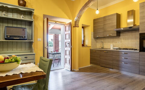 Il Cipresso, Casa dei Nonni, Cortona: Møbel, Indretning, Gulvbelægning, Træ, Køkken, Etage, Countertop, Loft, Køkken Apparat, Cabinetry