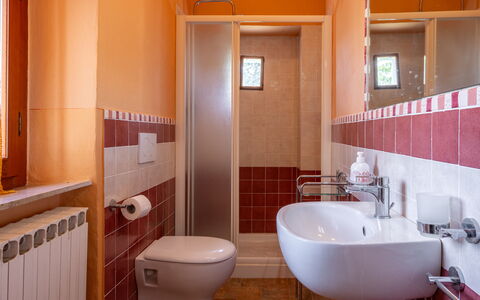 Il Cipresso, Casa dei Nonni, Cortona: Badeværelse, Sanitærarmatur, Badeværelsesvask, Væg, Gulvbelægning, Håndvask, Etage, Indretning, Tap, Toilet
