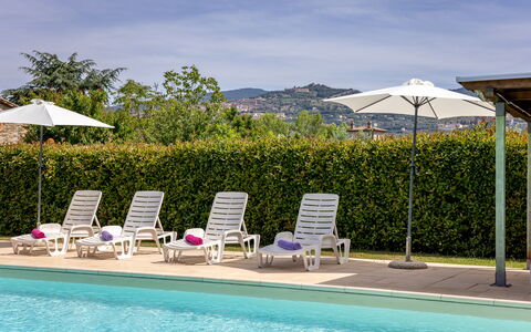 Il Cipresso, Casa dei Nonni, Cortona: Svømmepøl, Paraply, Udendørs Møbler, Udvej, Skygge, Stol, Udendørs Bord, Liggestol, Eco Hotel, Landscaping