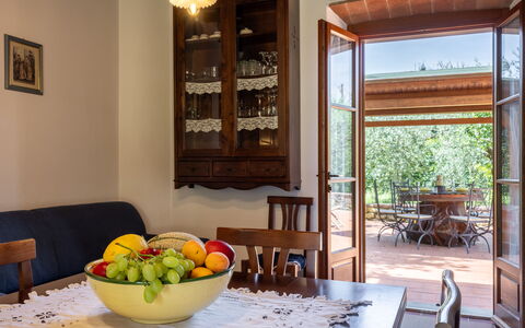Il Cipresso, Casa Lucia, Cortona: Møbel, Træ, Indretning, Bord, Gulvbelægning, Spisestue, Køkken & Spisebord, Stol, Etage, Belysning
