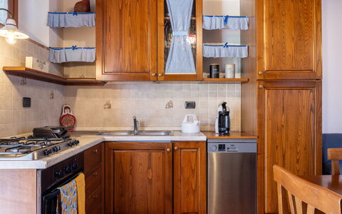 Il Cipresso, Casa Lucia, Cortona: Større Bandage, Træ, Køkken, Cabinetry, Køkken Apparat, Møbel, Countertop, Indretning, Gulvbelægning, Skab