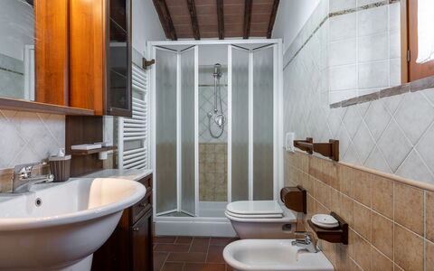 Il Cipresso, Casa Lucia, Cortona: Gulvbelægning, Sanitærarmatur, Indretning, Etage, Håndvask, Værelse, Loft, Badeværelse, Tap, Vvs