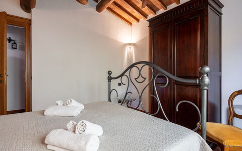 Il Cipresso, Casa Martina, Cortona: Væg, Møbel, Indretning, Etage, Gulvbelægning, Soveværelse, Dør, Hjem, Seng, Loft