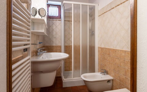 Il Cipresso, Casa Martina, Cortona: Gulvbelægning, Badeværelse, Væg, Sanitærarmatur, Etage, Indretning, Toiletbræt, Toilet, Værelse, Vvs