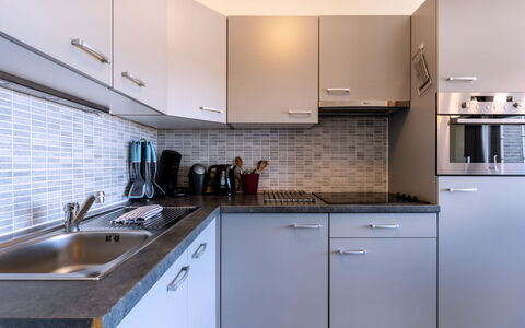 Duinenzicht with Balcony: Countertop, Køkken, Køkken Apparat, Cabinetry, Køkkenvask, Større Bandage, Håndvask, Sanitærarmatur, Indretning, Gulvbelægning