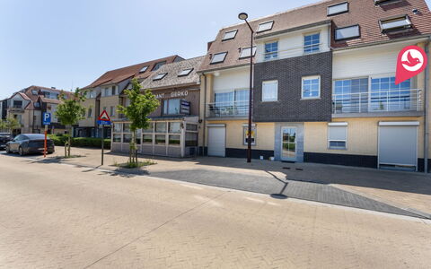 Duinenzicht with Balcony: Bygning, Vindue, Boligområde, Vejbelægning, Stad, Byområde, Kvarter, City, Hus, Gade