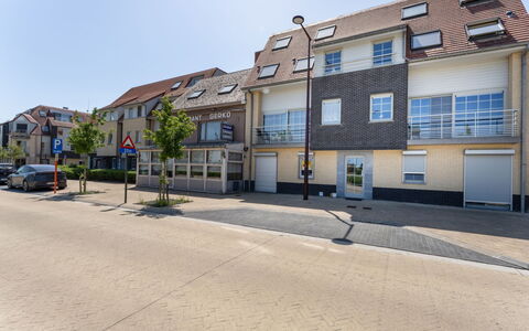 Duinenzicht with Balcony: Bygning, Vindue, Boligområde, Vejbelægning, Stad, Kvarter, Byområde, Hus, Hjem, Asfalt