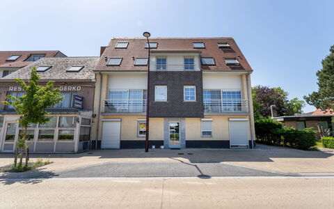 Duinenzicht with Balcony: Bygning, Vindue, Boligområde, Vejbelægning, Hus, Kvarter, Facade, Stad, Hjem, Arkitektur