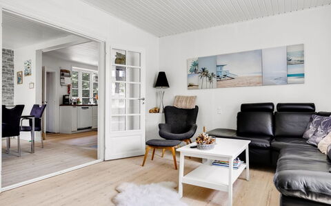 Melba - 13Km from the Sea: Gulvbelægning, Indretning, Møbel, Etage, Couch, Trægulve, Træ, Stue, Loft, Hjem