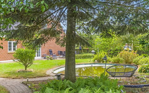 Melba - 13Km from the Sea: Busk, Have, Bunddække, Lawn, Landscaping, Gård, Backyard, Sommerhus, Skygge