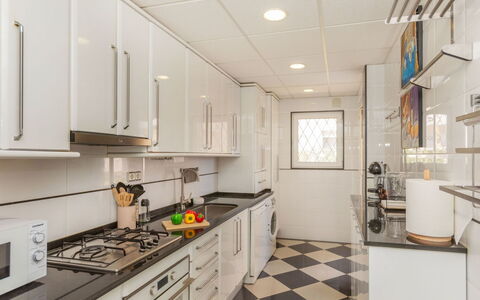 Maritim: Køkken, Gulvbelægning, Indretning, Køkken Apparat, Større Bandage, Countertop, Etage, Træ, Cabinetry, Loft