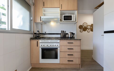 Rosa Dels Vents: Køkken, Køkken Apparat, Countertop, Møbel, Cabinetry, Større Bandage, Indretning, Træ, Gulvbelægning, Husholdningsapparat