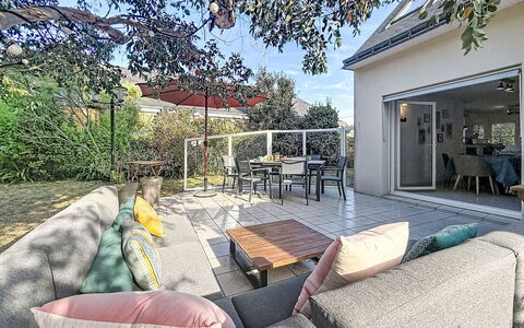 Armorique: Møbel, Stol, Busk, Hjem, Have, Udendørs Møbler, Skygge, Landscaping, Backyard, Gård