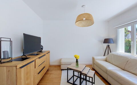 Fourchaud: Møbel, Indretning, Gulvbelægning, Couch, Etage, Væg, Træ, Værelse, Stue, Bord
