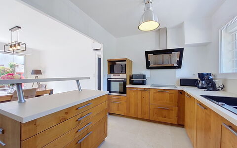 Fourchaud: Countertop, Cabinetry, Møbel, Køkken, Gulvbelægning, Indretning, Træ, Køkken Apparat, Loft, Etage