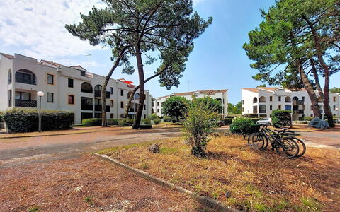 Evasion Marine: Bygning, Væg, Vindue, Boligområde, Kvarter, Facade, Hus, Stad, Hjem, Altan