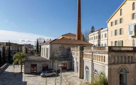 Grasse 612: Bygning, Væg, Vindue, Boligområde, Kvarter, Facade, Hus, Stad, Hjem, Altan