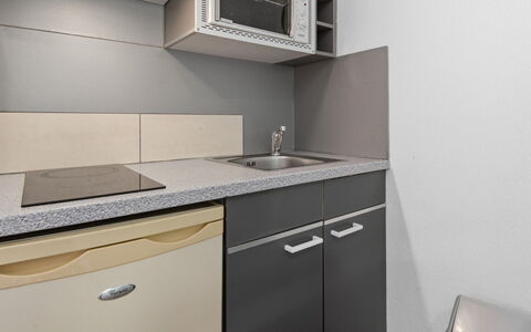 Grasse 617: Gulvbelægning, Indretning, Etage, Countertop, Cabinetry, Køkken, Værelse, Sanitærarmatur, Større Bandage