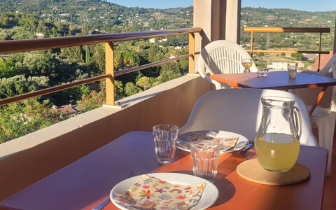 Grasse 637: Møbel, Bord, Indretning, Stol, Bejdse, Køkken & Spisebord, Loft, Skygge, Restaurant, Altan