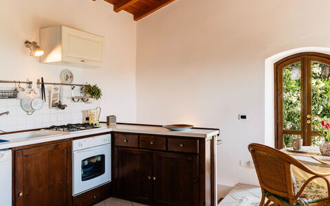 Casetta Pantasina: Træ, Møbel, Indretning, Køkken, Countertop, Gulvbelægning, Køkken Apparat, Etage, Cabinetry, Loft