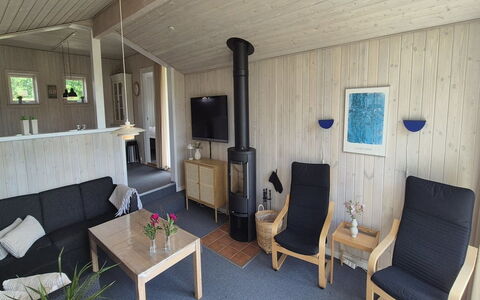 Vinny - 1Km from the Sea: Træ, Møbel, Gulvbelægning, Indretning, Etage, Loft, Værelse, Stol, Hjem, Stue